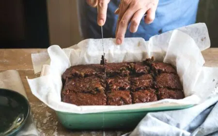 Brownie sa višnjama – čokoladna praznična klasika