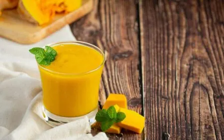 Mango–banana proteinski smuti