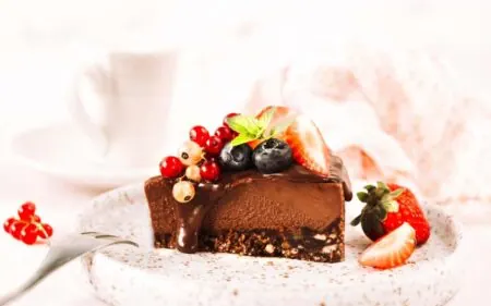 Čokoladna torta sa šumskim kupinama