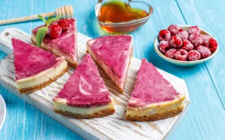 Torta sa malinama i belom čokoladom